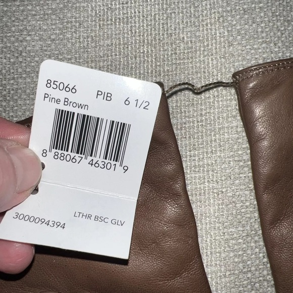 COACH Soft Leather Basic Gloves Pine Brown 6 1/2 New with tags, carriage symbol - Picture 5 of 8